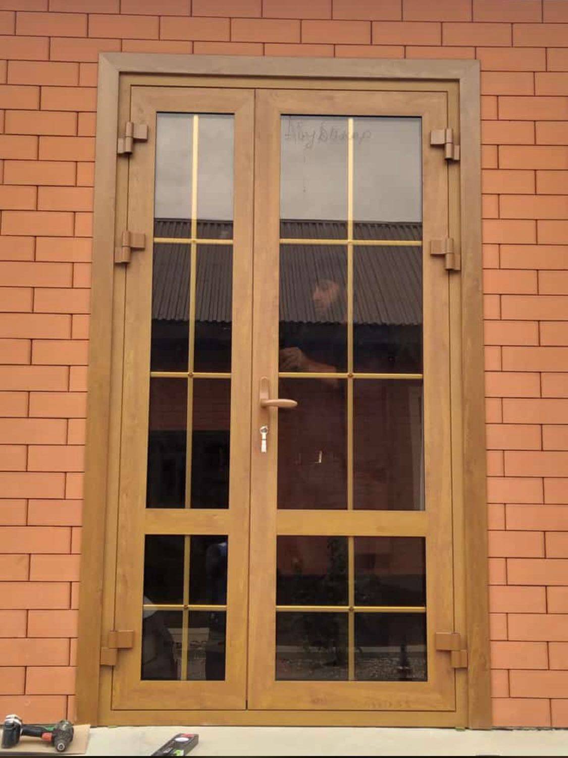 Алюминиевые двери коричневые